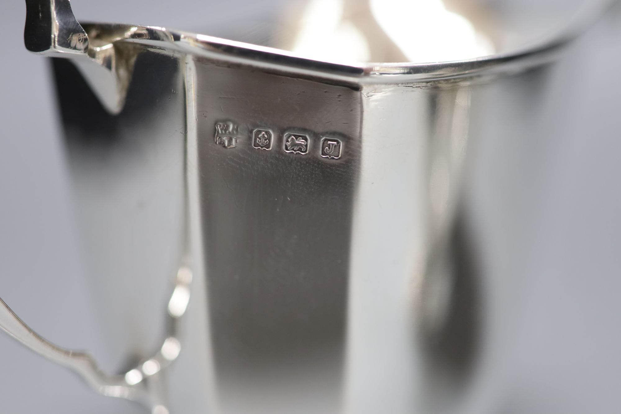 A George V silver cream jug and matching sugar bowl, Birmingham, 1933, 11.5 oz.